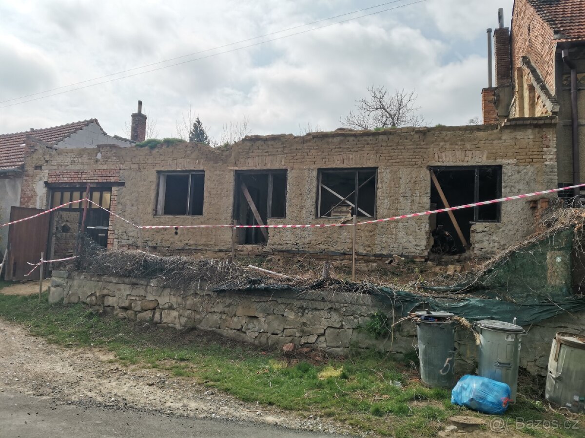Pozemek 925m s nedokončenou demolicí RD