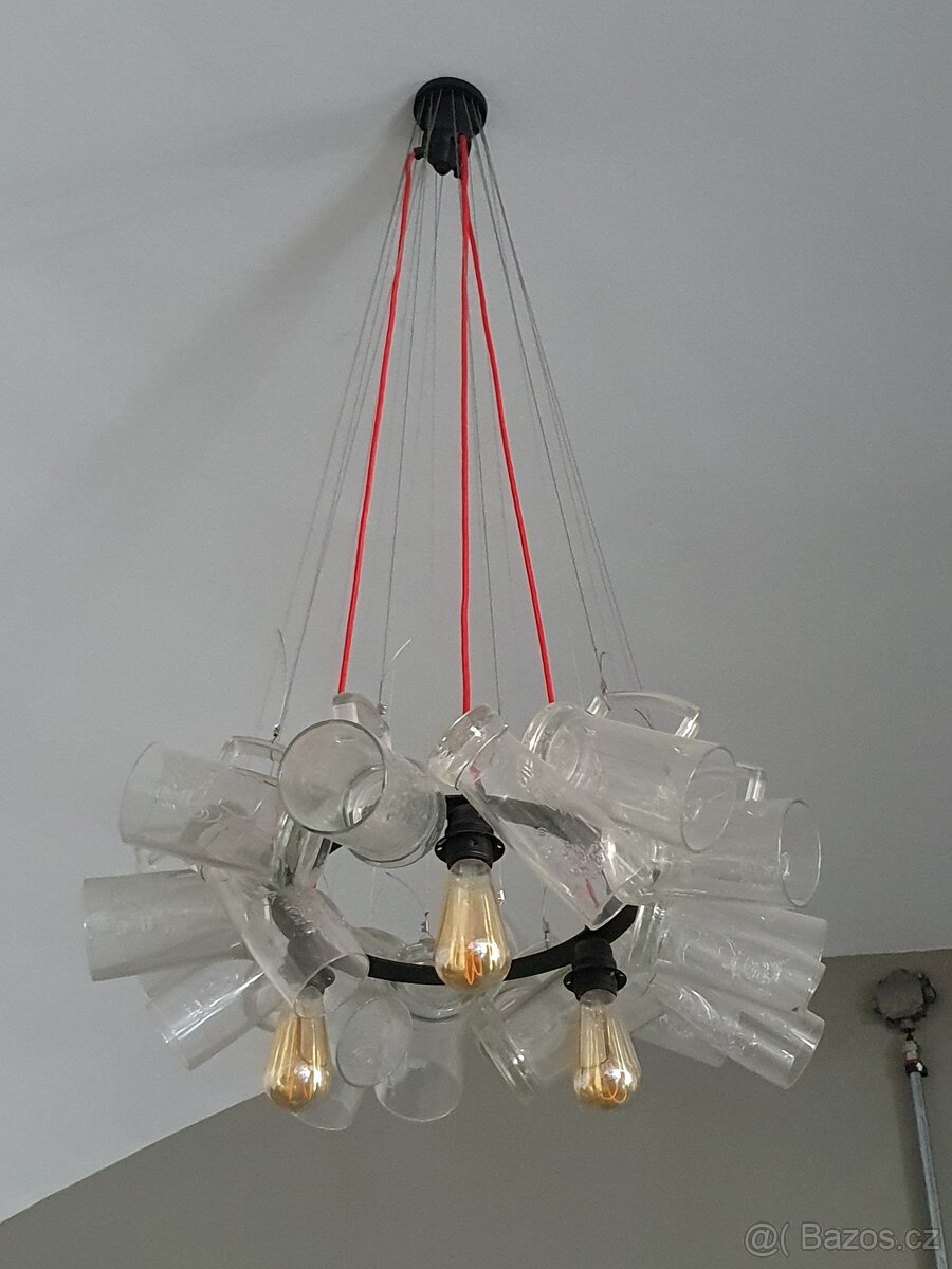 Designový skleněný lustr z půllitrů