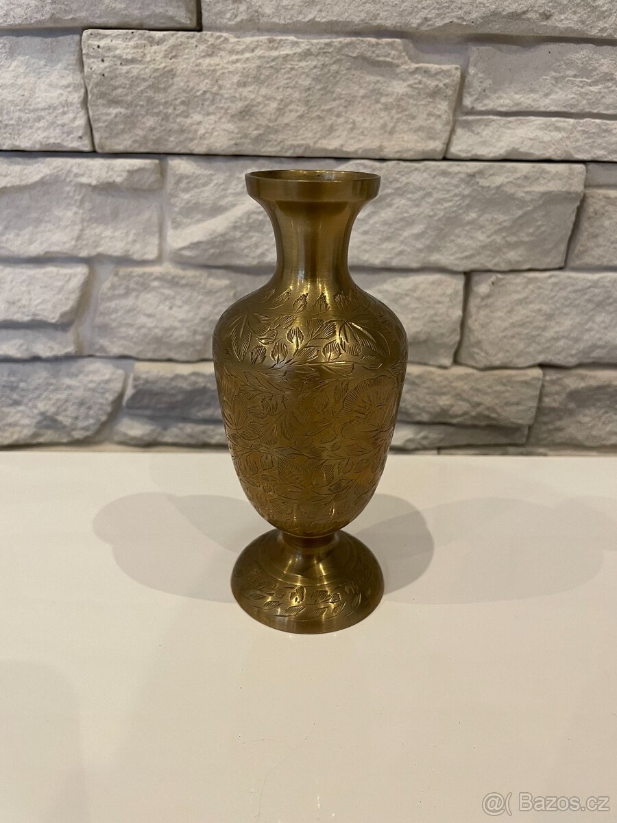 Mosazná tepaná váza