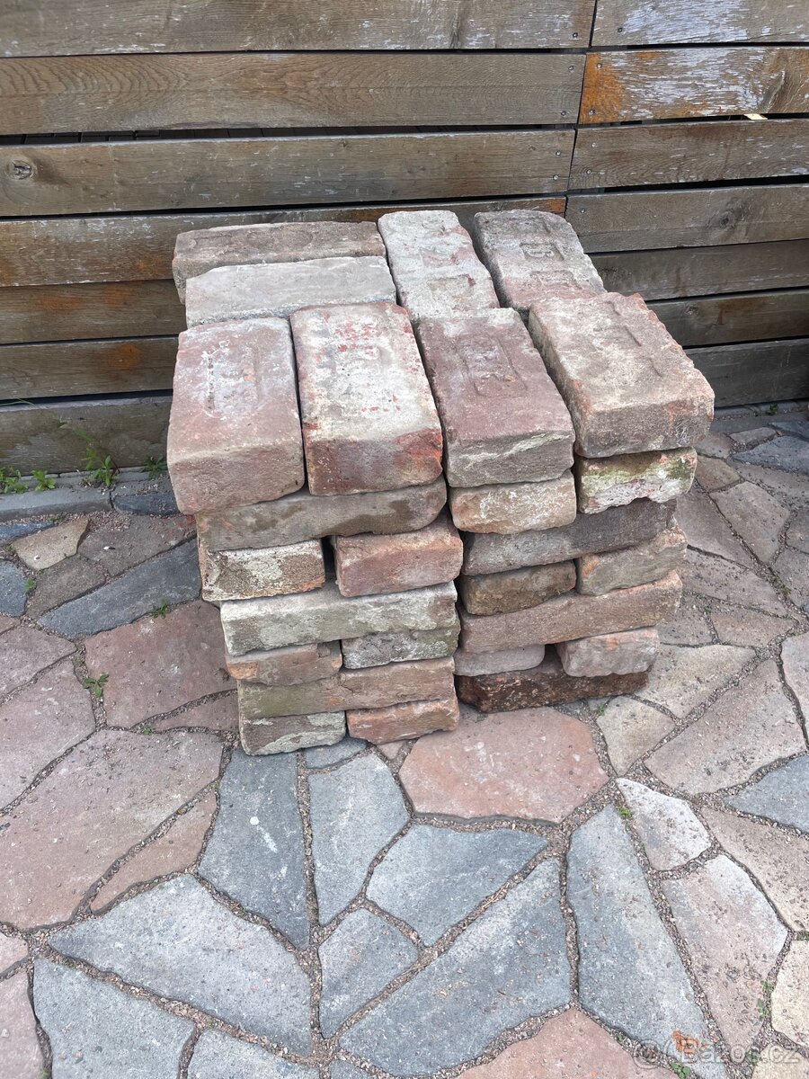 Staré ruční pálené cihly