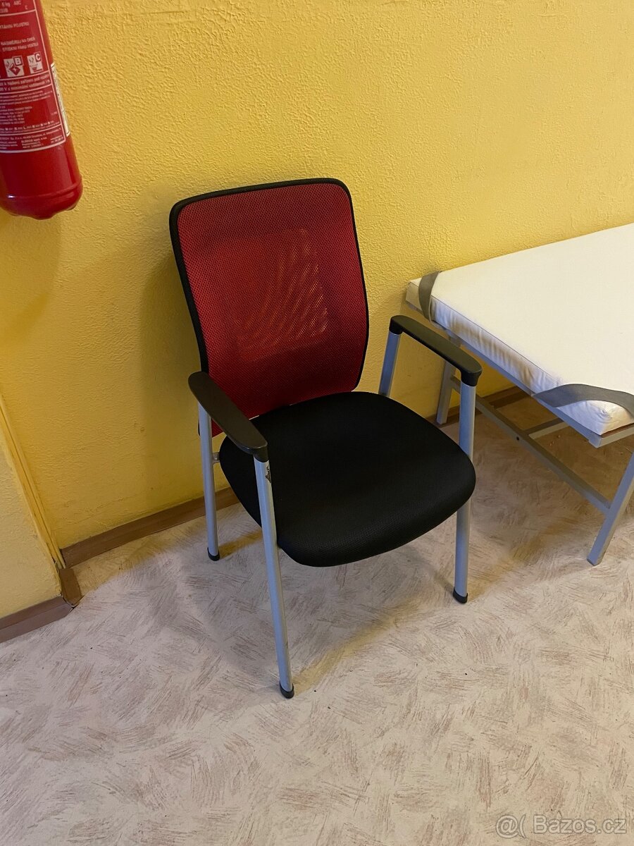 Daruji židli za odvoz.