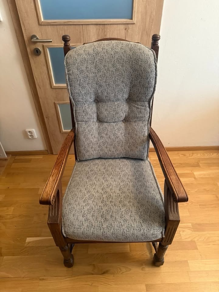 Starožitné dřevěné křeslo