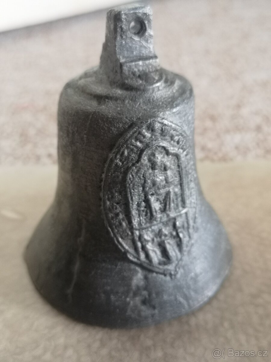 zajímavý malý kovový zvon s motivem Madony a nápisem