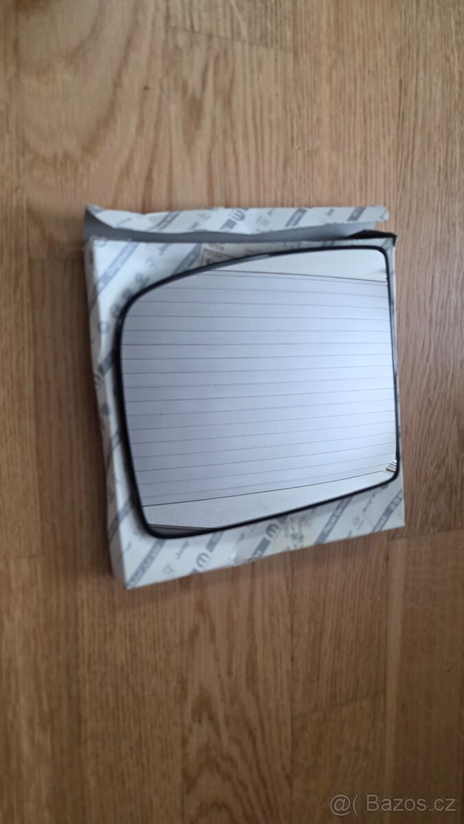 Sklo pravého vnějšího zpětného zrcátka vyhřívané