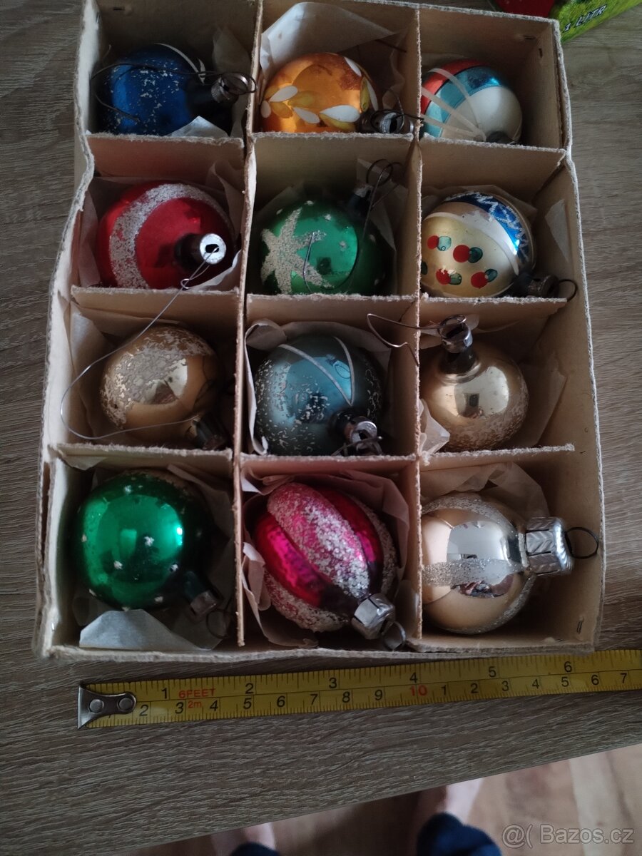 Ozdoby na stromeček staré.