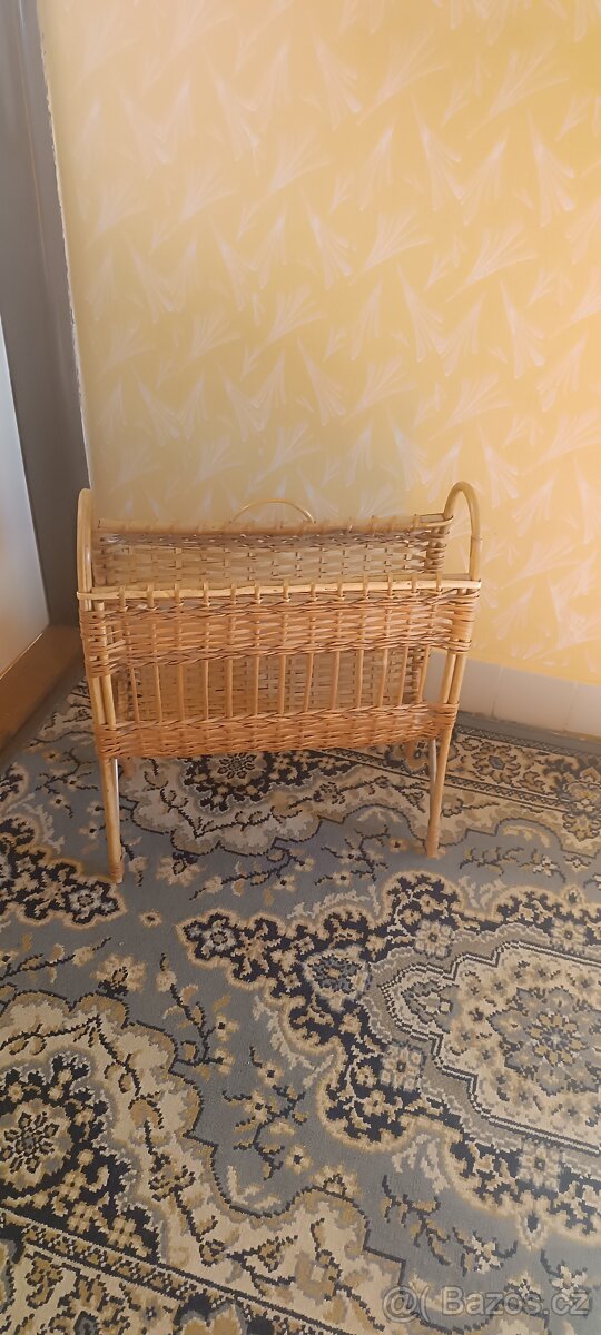 Ručně pletený retro stojan na časopisy / noviny