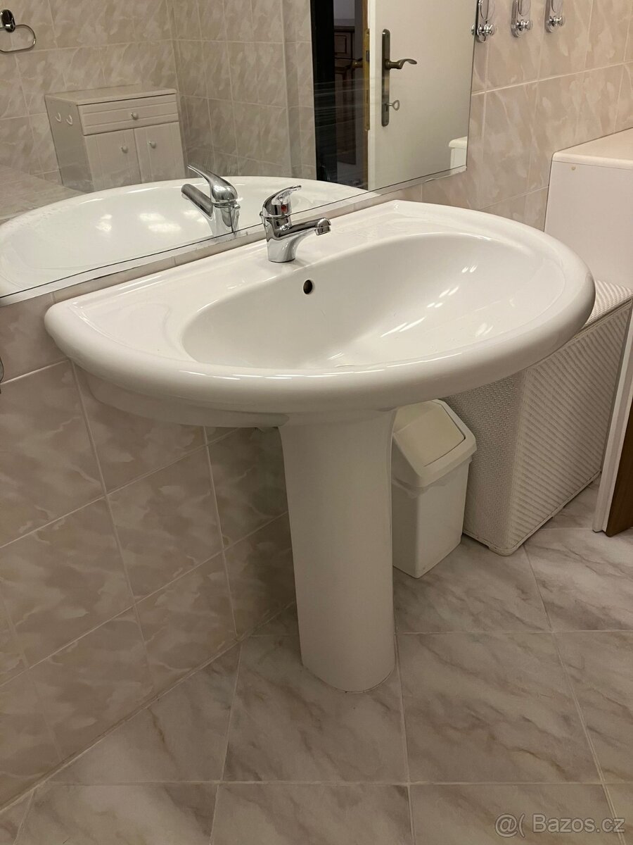 Koupelnové předměty, umyvadlo s nohou