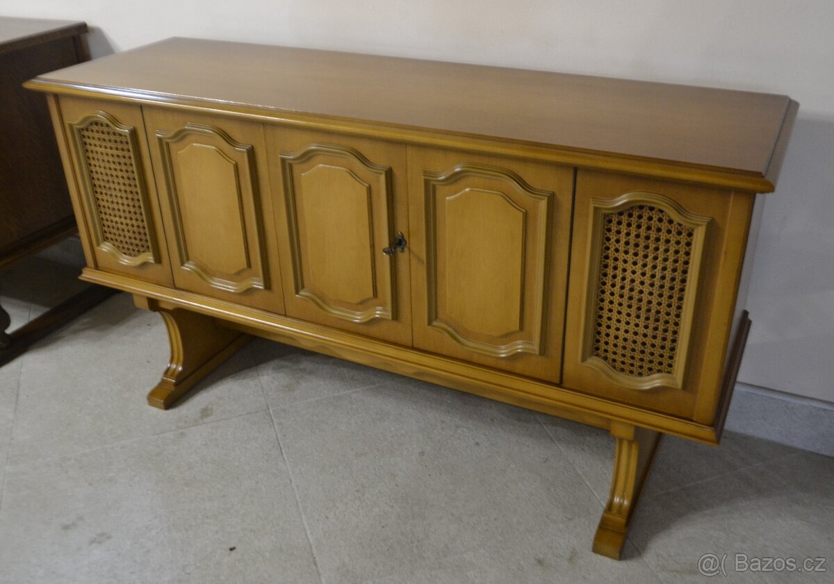 Rustikální komoda s gramofonem,rádiem a reproduktory.