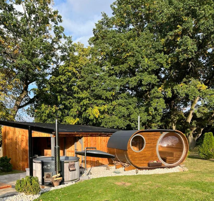 Venkovní oválná sauna s panoramatickým oknem