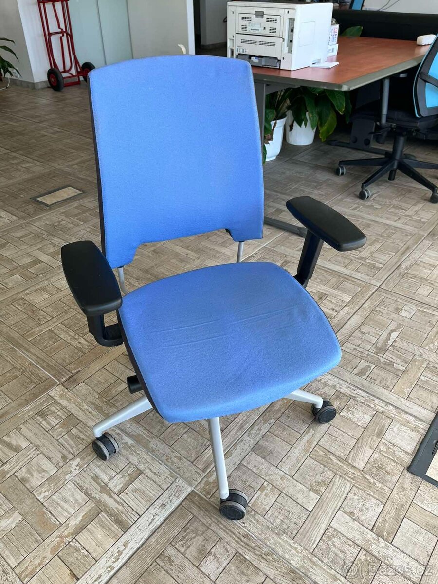 Kancelářská židle modrá látková