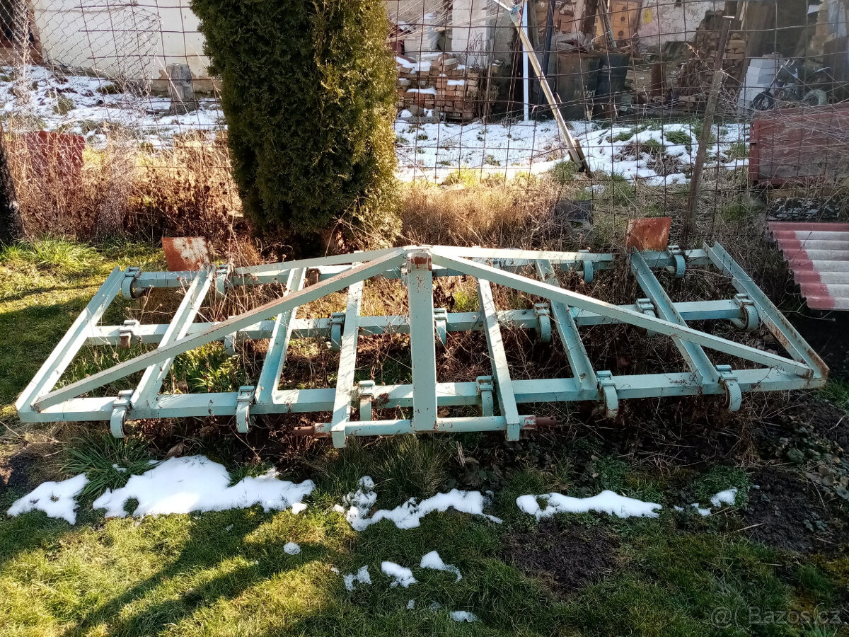 Nesený kultivátor a nesené polní brány