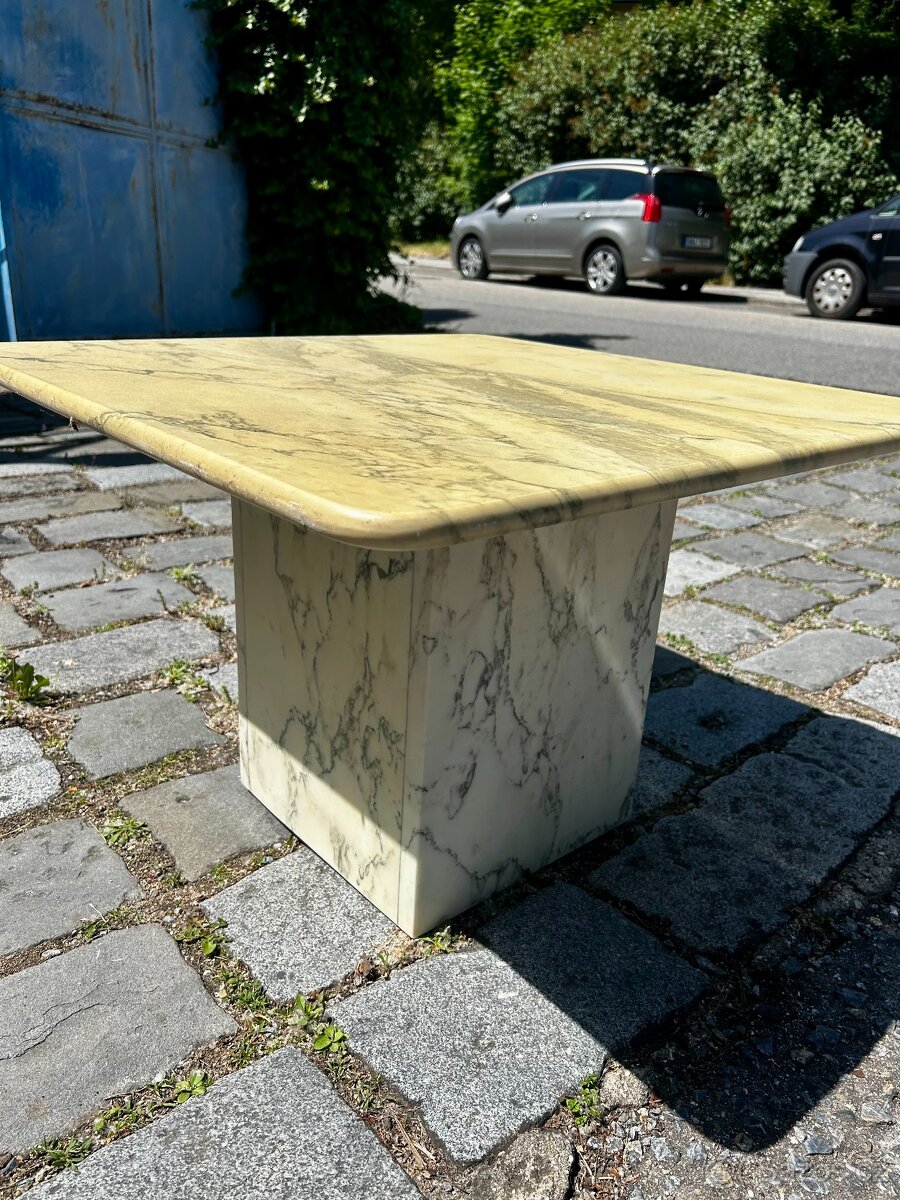 Mramorový stolek