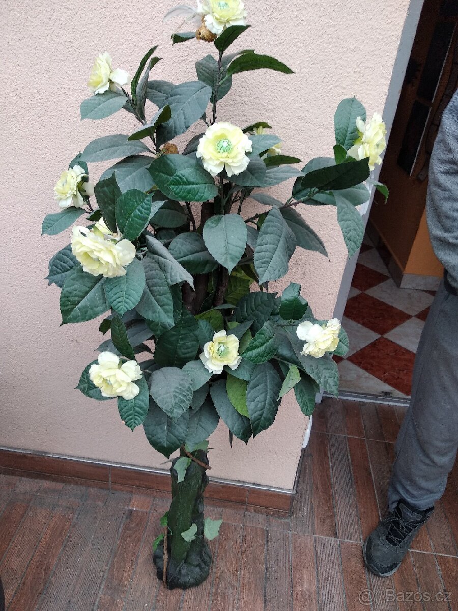 Umělý vysoký strom se žlutými růžemi