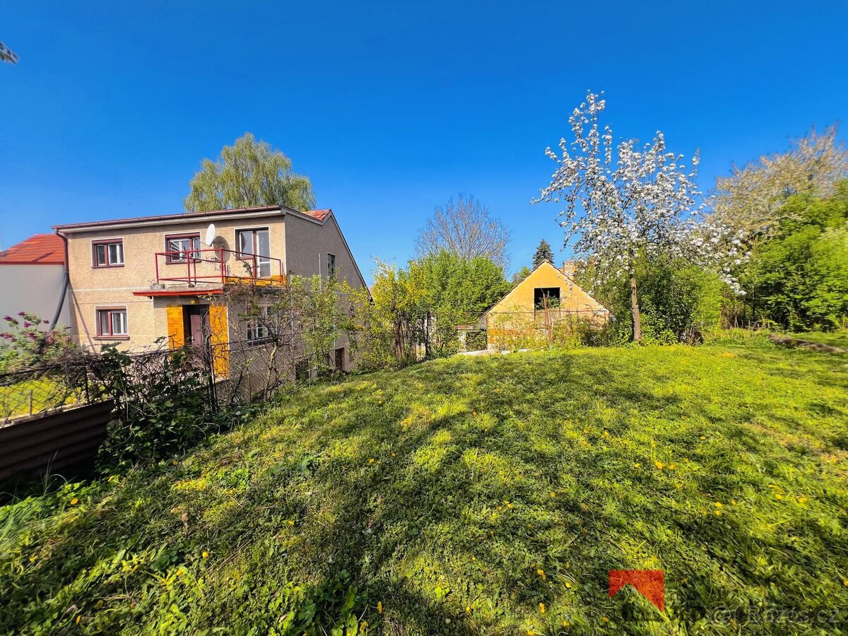 Prodej rodinného domu 4+1, včetně stavební parcely, 1038 m2,