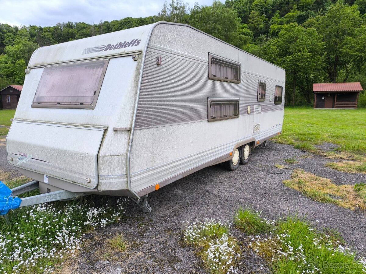 Chata na kolech - dvouosý karavan Dethleffs