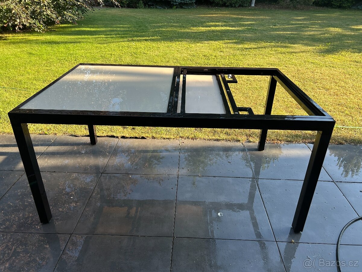 IKEA hliníkový rozkládací stůl se skleněnou deskou
