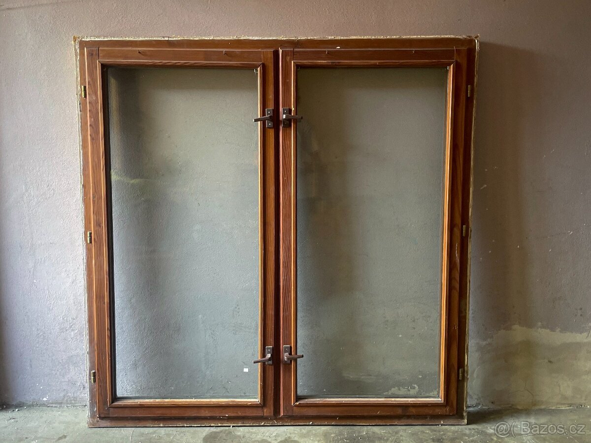 Dřevěné kvalitní okno 150 x 150 cm
