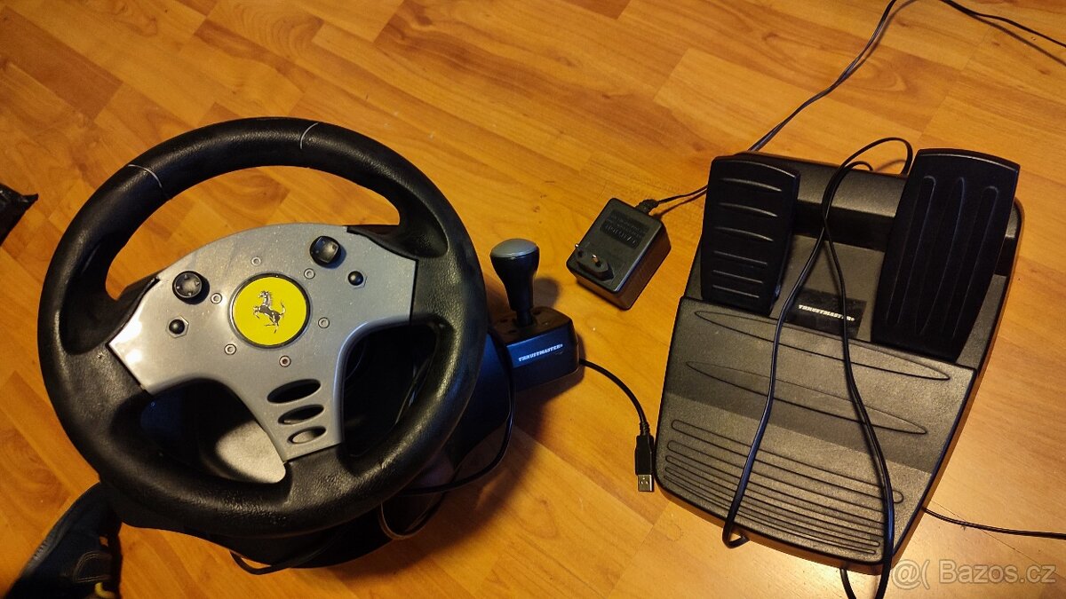 Volant s pedály a řazením Thrustmaster