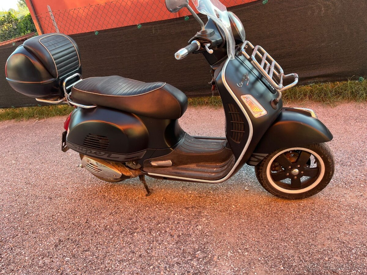 Vespa GTS 300 (2013) SUPER, kufr, plexi, 27 tis.km
