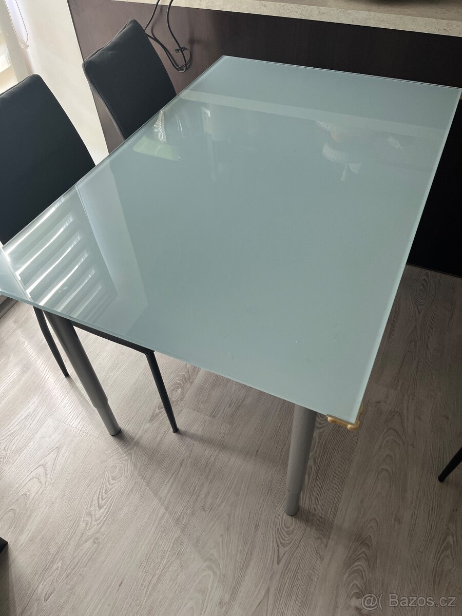 Skleněný jídelní stůl – 120 × 80 cm