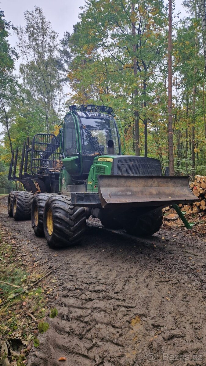 Vyvážecí souprava JOHN DEERE 1010E radlice