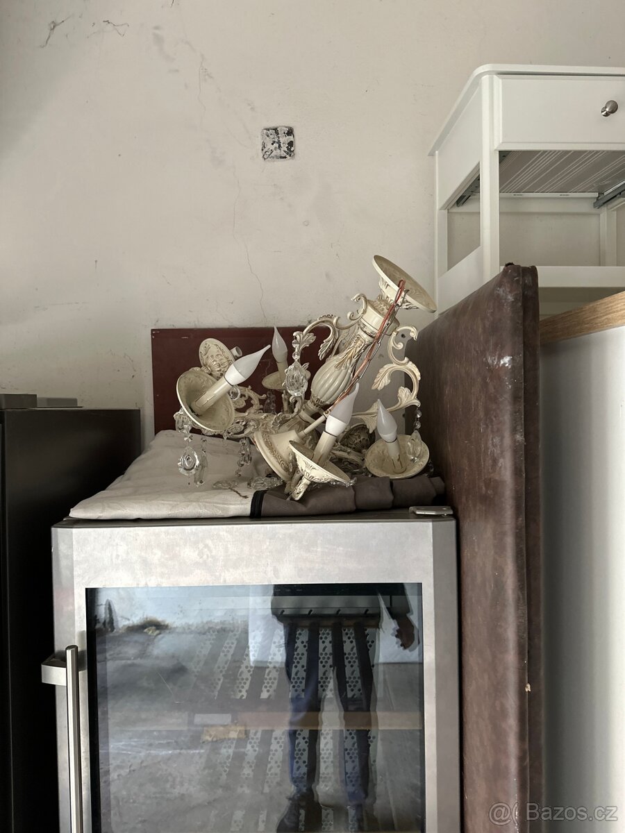 Prodáme starožitný lustr v dobrém stavu, plně funkční.