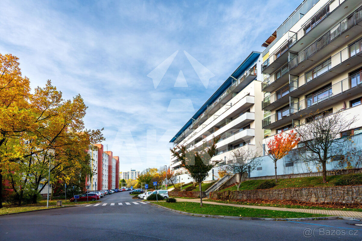 Prodej bytu 2+kk s terasou, garážovým stáním a sklepem Praha