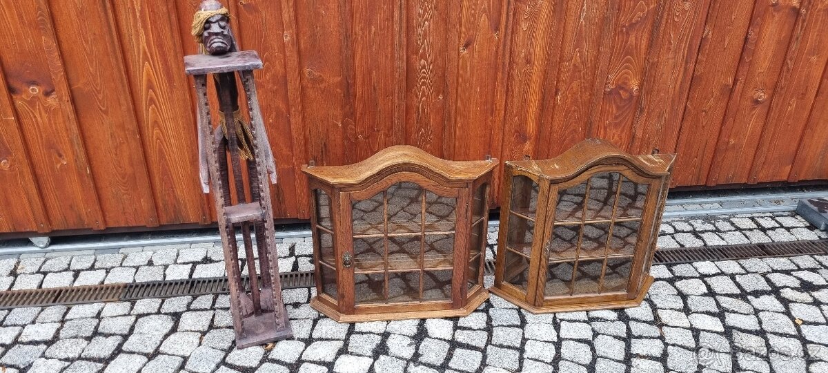 rustikální vitríny a stojan na CD