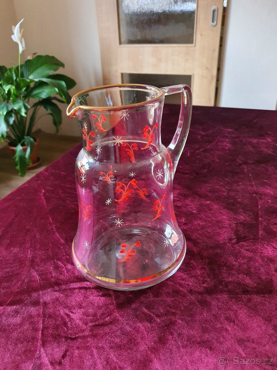 Skleněný džbán na vodu