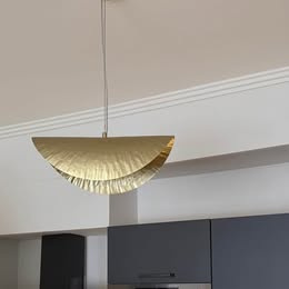 Dizajnový zlatý luster – moderný kúsok