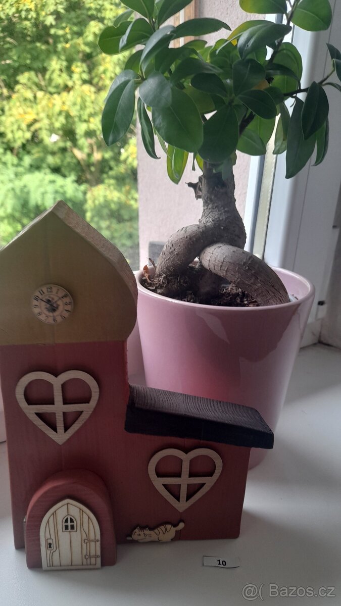 Dřevěný baráček - domeček, kostelík na parapet okna č. 10