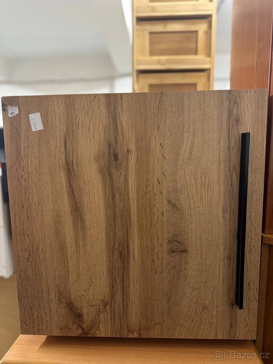 Skříňka v dekoru dubu s nožičkami