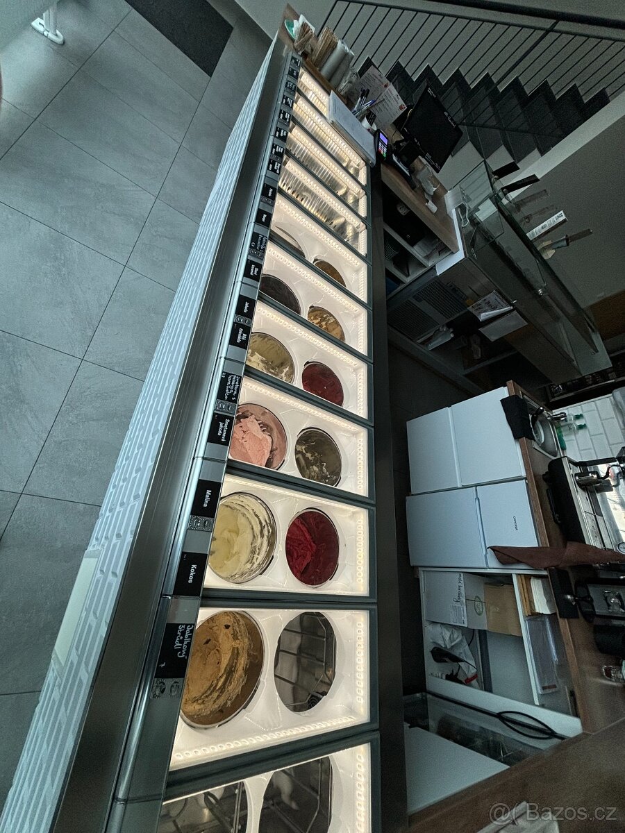 Vitrina na zmrzlinu IFI Panorama na 22 druhů zmrzlin