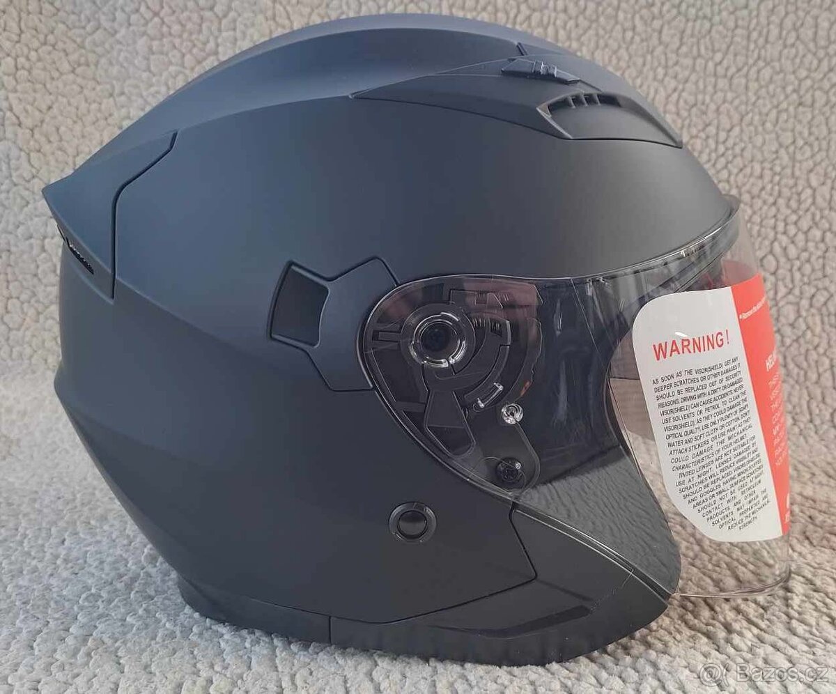 Přilba na motorku nebo skútr. Se sluneční clonou. Černá.Nová