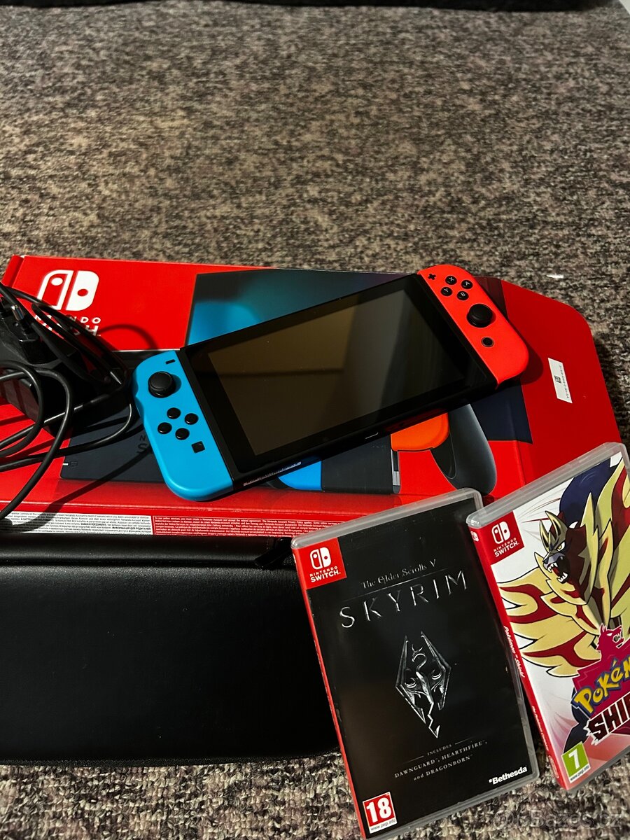 NINTENDO SWITCH(komplet)+2hry a Obal