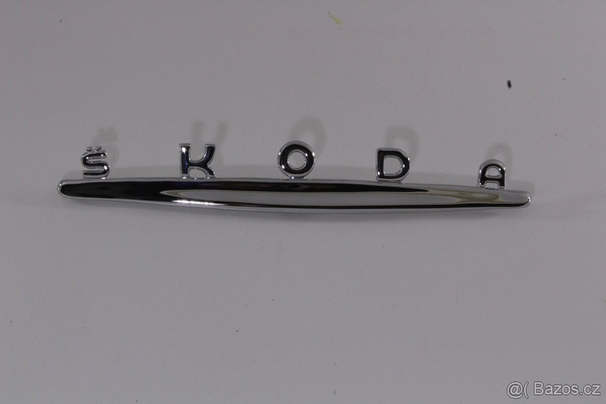 Škoda 1200/1201 nápis "Škoda" na zadní kapotu
