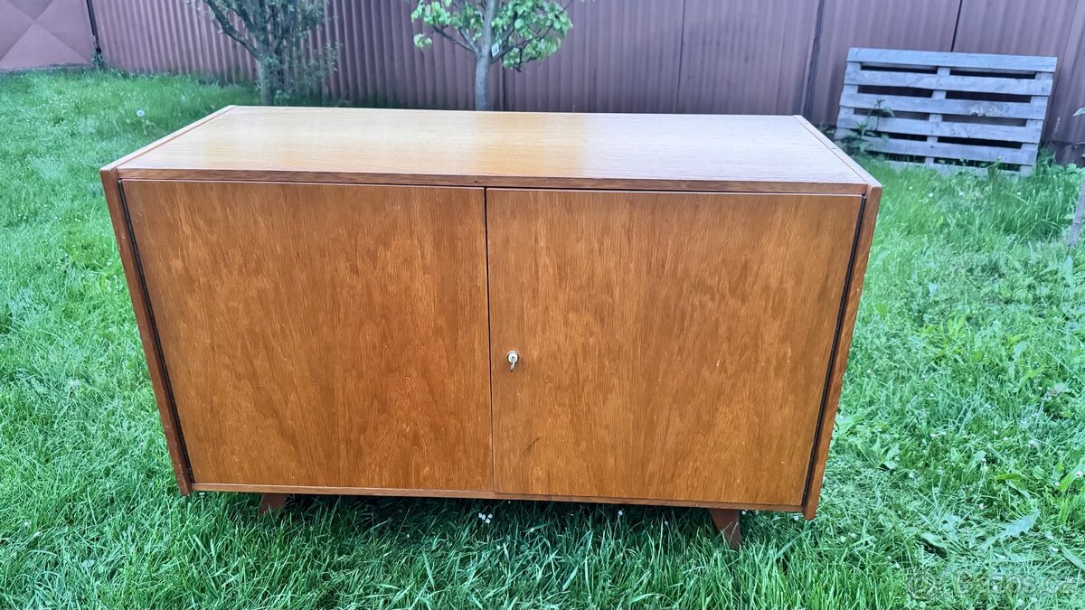 Jiroutek U-450 retro komoda