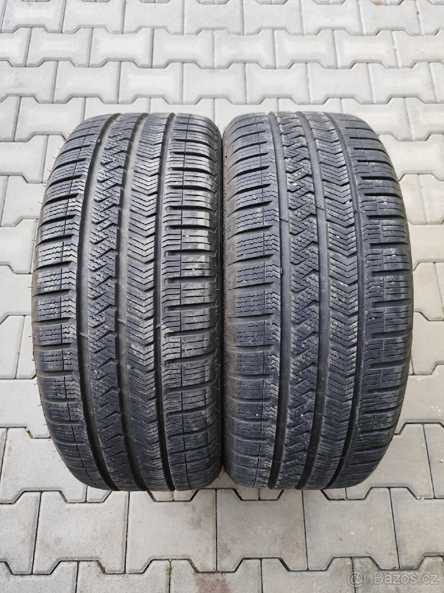 Zimní/celoroční -215/45 R18 Vredestein Quatrac 5