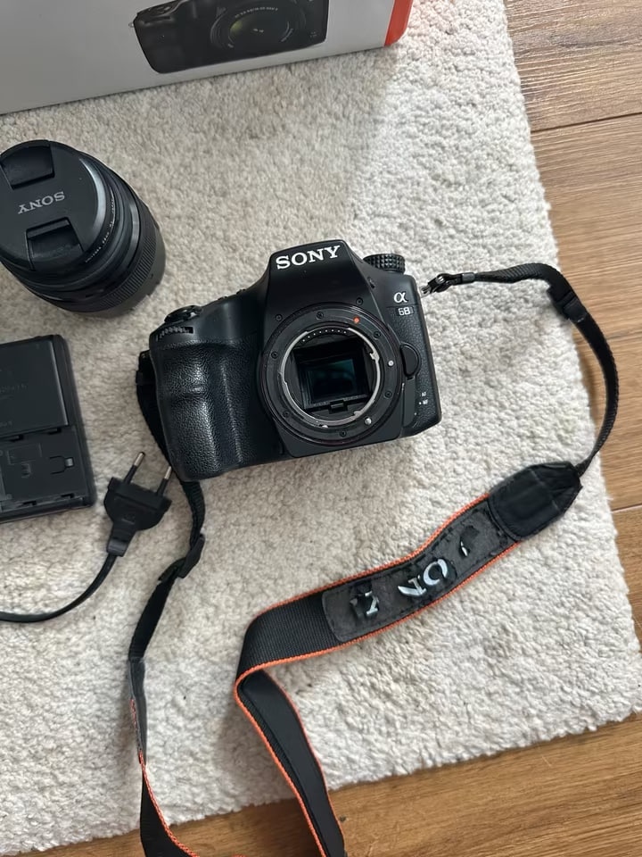 Sony Alpha 68 mit Kit-Objektiv