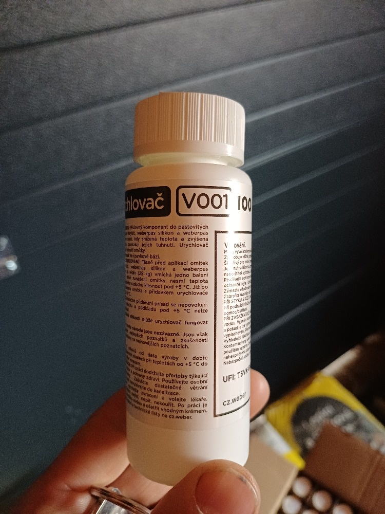 Urychlovač na omítky Weber V001