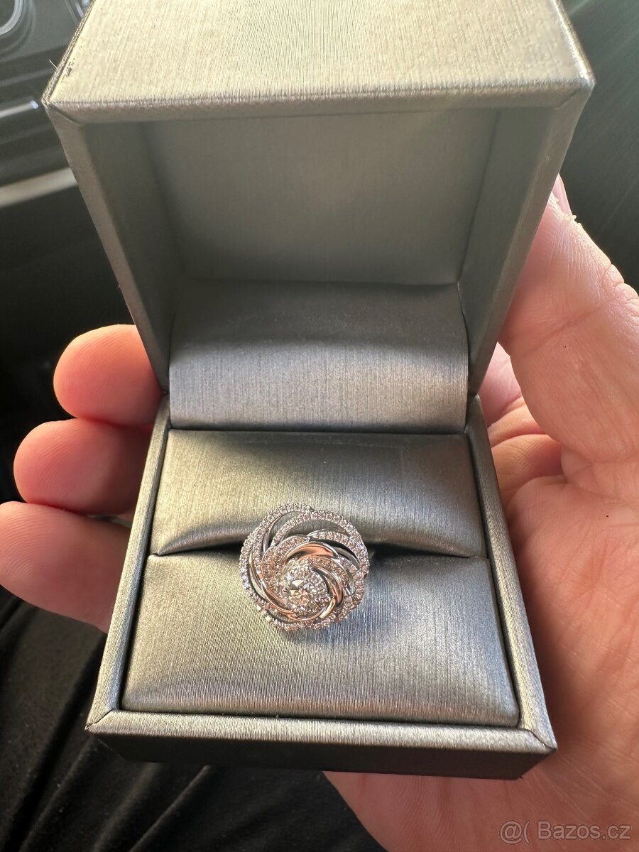 Prodám diamantový zlatý prsten s velkým broušeným briliantem