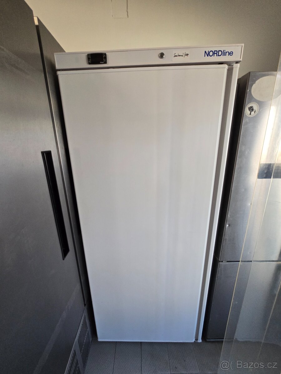 Prodám policovou mrazicí skříň Nordline – TOP stav