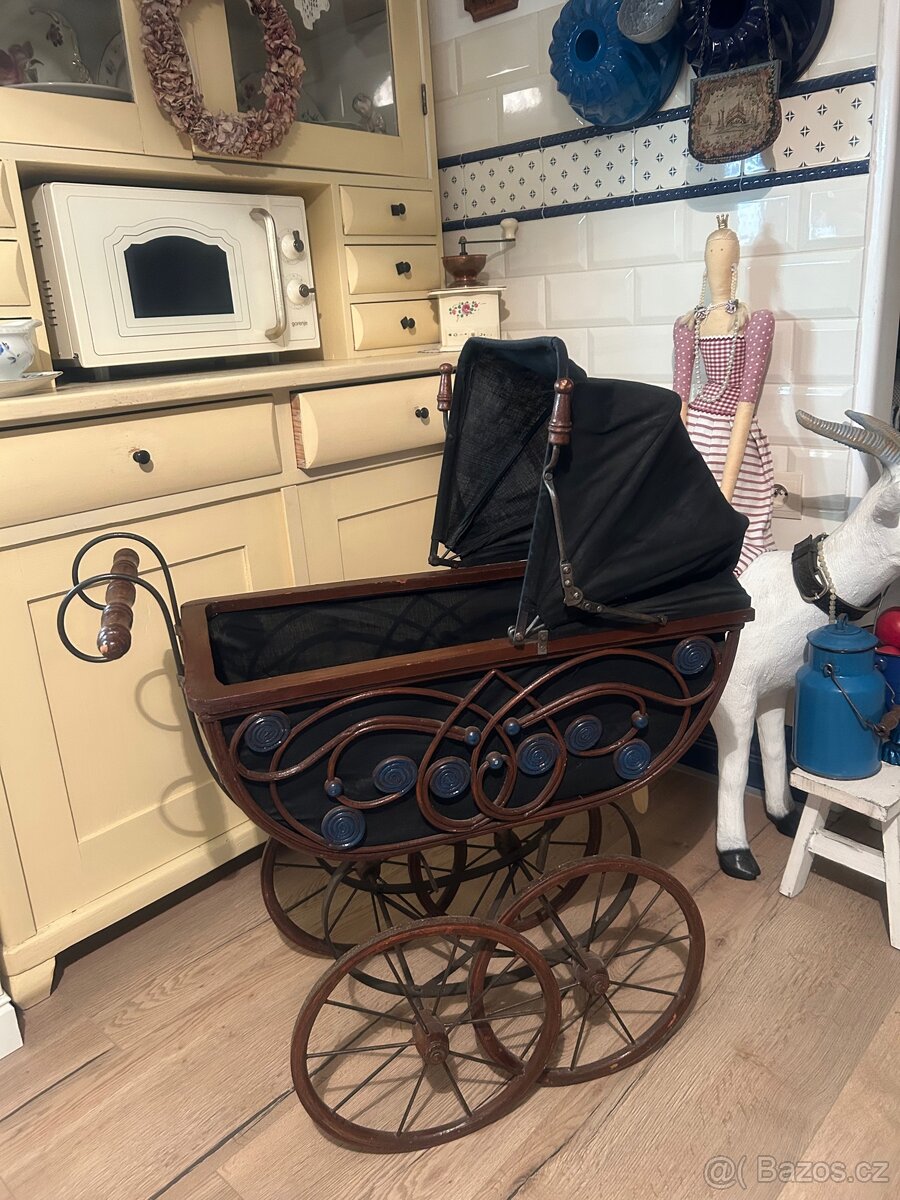 Krásný kočárek ve stylu 19.století (replika)