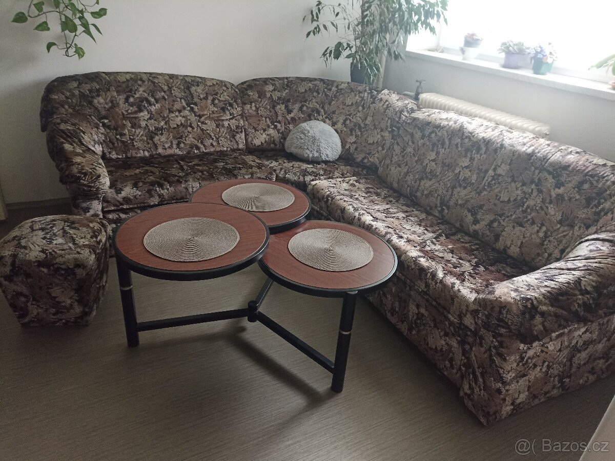 Kovový konferenční stolek