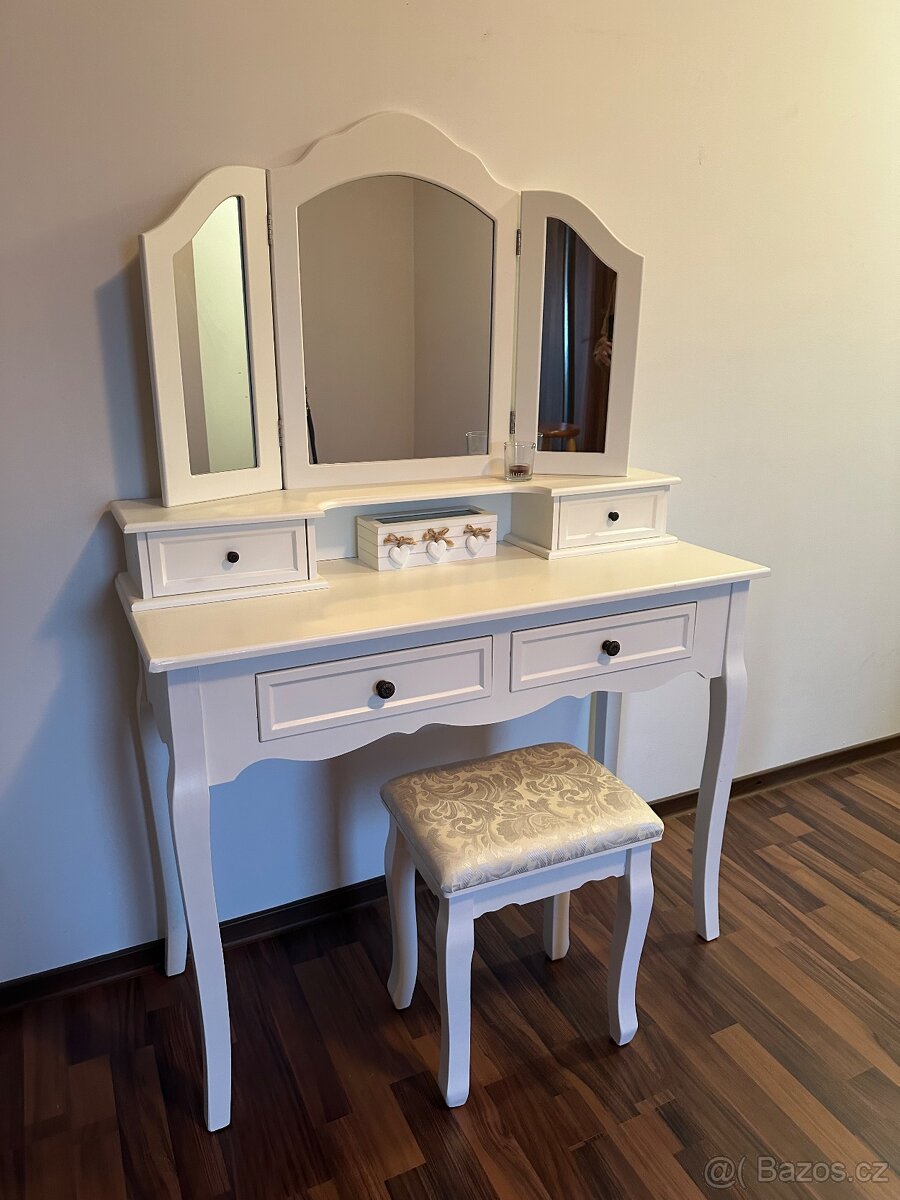 Kosmetický stolek