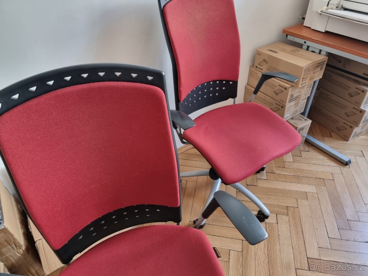 Červené kancelářské židle