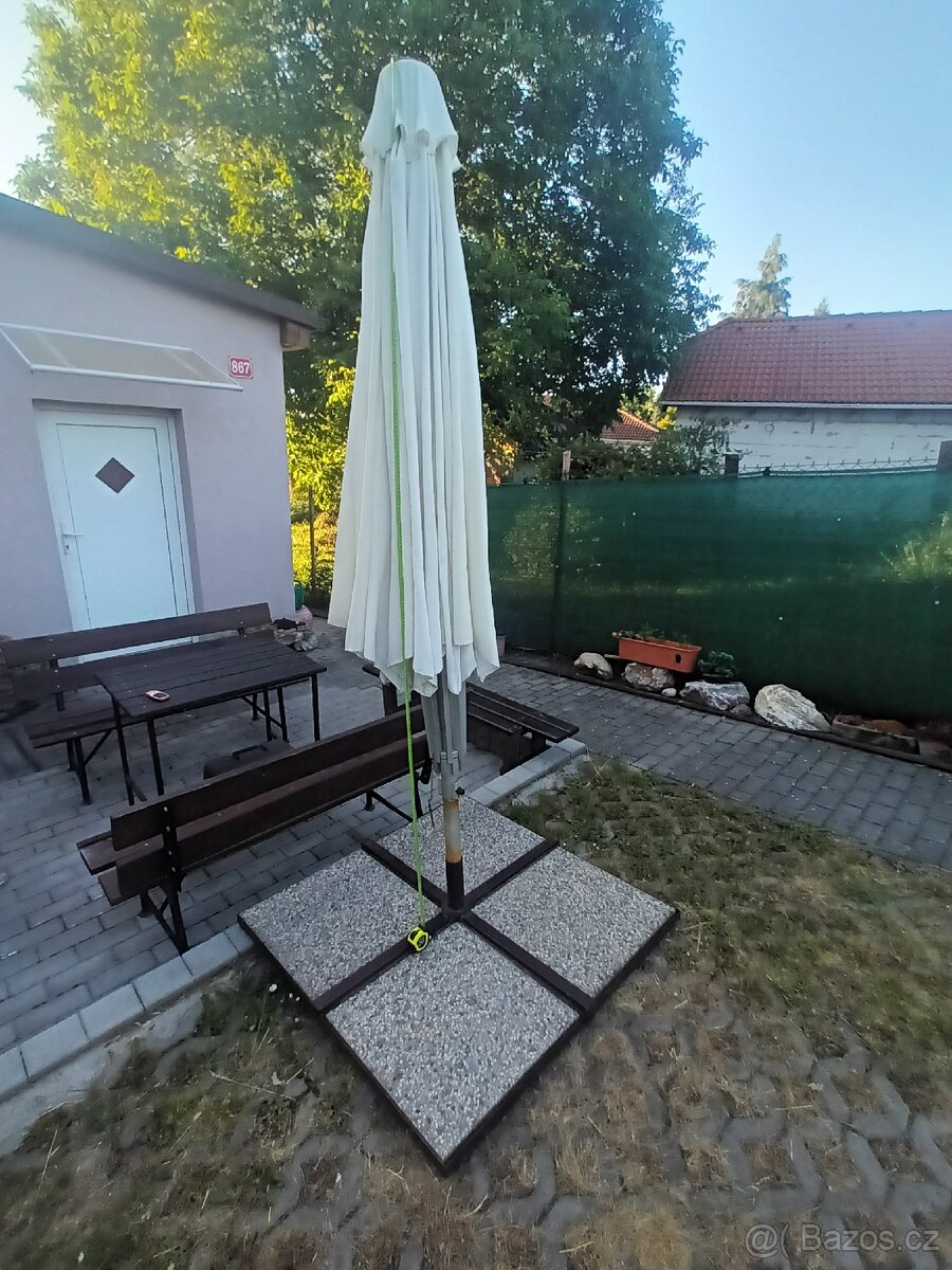 Zahradní slunečník se stojanem