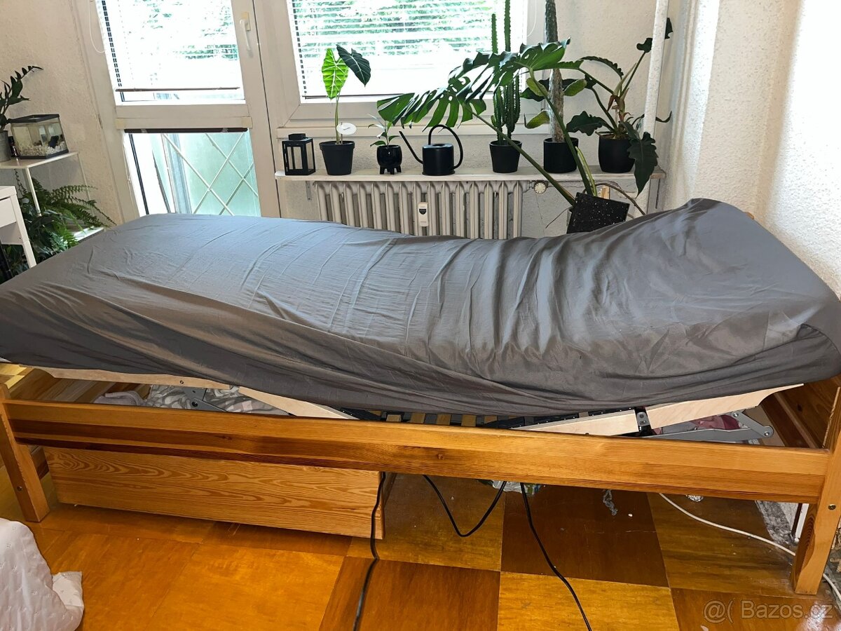 Dřevĕná postel s elektrickým roštem