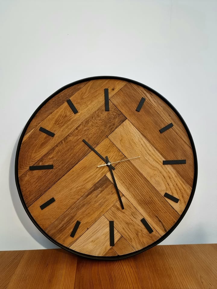 Nástěnné hodiny ze starých parket