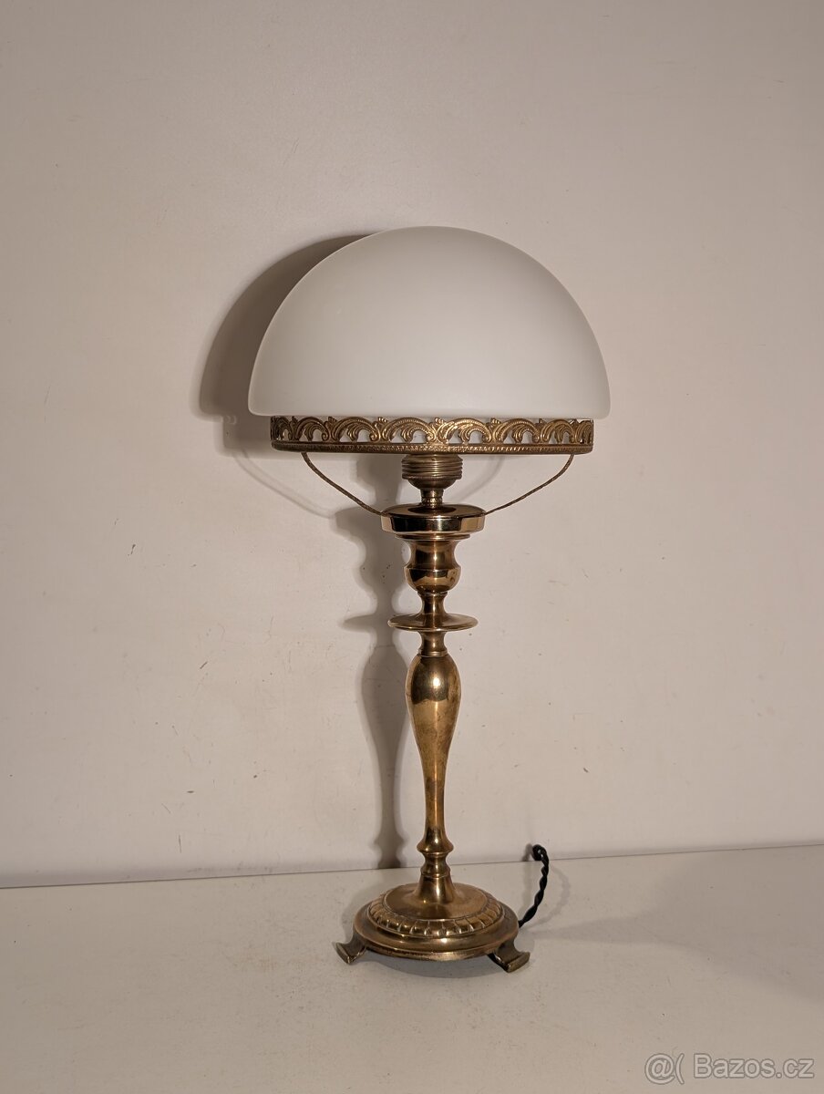 mosazná pěkná stará lampička, lampa, bílé stínidlo